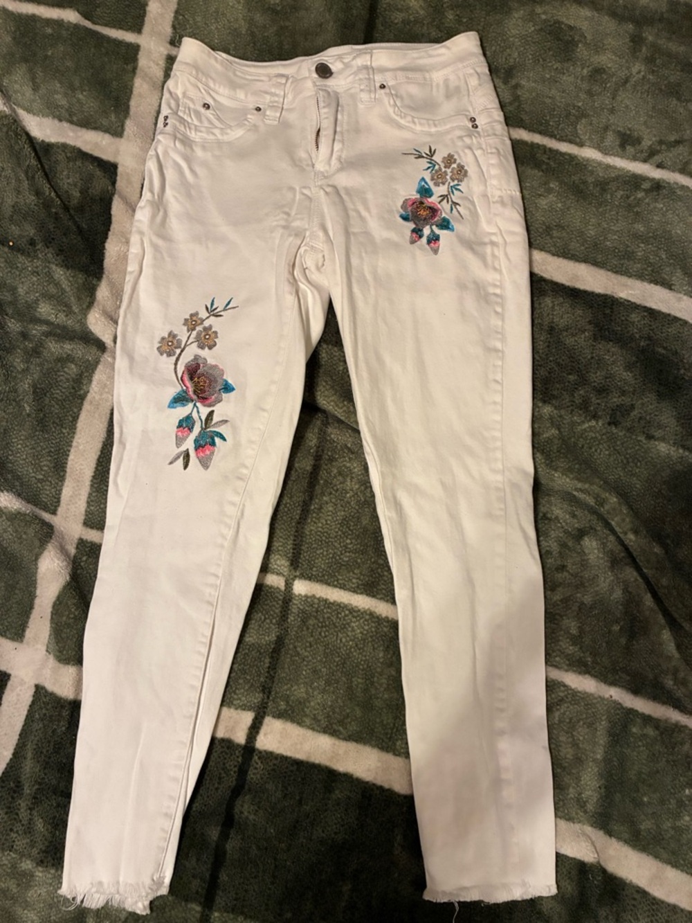 White Embroidered Floral Skinny Jeans Size 9 Stretch Raw Hem